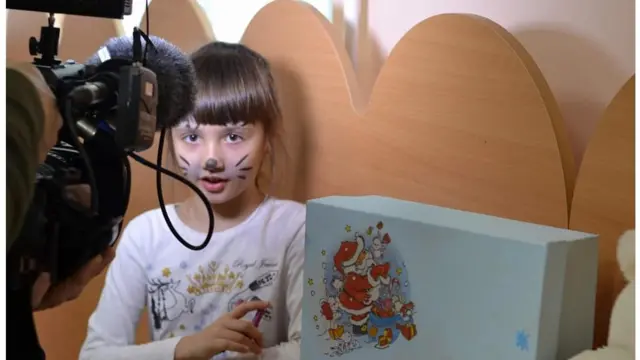 Дарина Водінова готує листівки у центрі реабілітації