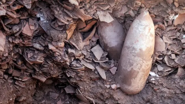 ده ها هزار قطعه کوزه در محل پیدا شده است