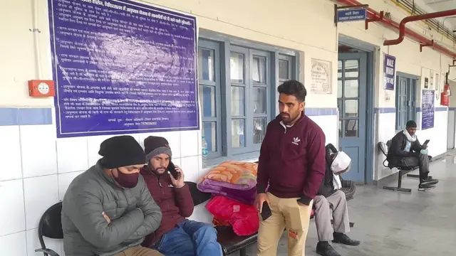 एक रिश्तेदार और सुरक्षा के लिए तैनात पुलिसकर्मी के साथ दून अस्पताल में भर्ती आयुष के वॉर्ड के बाहर मौजूद आयुष के भाई विनेश कुमार