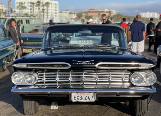 Un Chevrolet clasico en el pier de Santa Mónica, Los Ángeles, el 21 de abril de 2022.