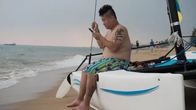 低头看手机男子