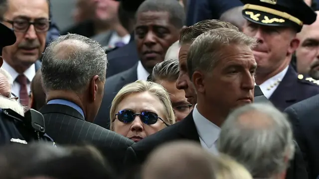 Хиллари Клинтон в окружении охраны