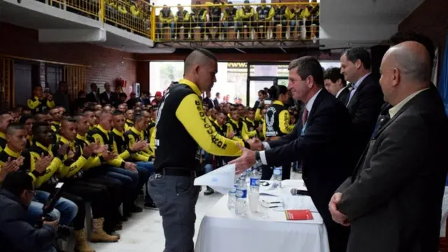 FARC üyelerine BM tarafından silahsızlandıklarına dair sertifika veriliyor.