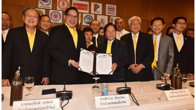 นายอุตตม สาวนายน หัวหน้า พปชร. รับหนังสือแสดงเจตนารมณ์สนับสนุน พปชร. เป็นแกนนำในการจัดตั้งรัฐบาลจาก 11 พรรคการเมืองที่มีเสียงเดียวในสภา เป็นลายเซ็นของ ส.ส. 11 คน เมื่อ 13 พ.ค. 2562