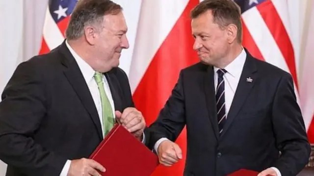 শনিবার ওয়ারসতে প্রতিরক্ষা চুক্তি সইয়ের পর মার্কিন পররাষ্ট্রমন্ত্রী মাইক পম্পেও(বামে) ও পোলিশ প্রতিরক্ষামন্ত্রী