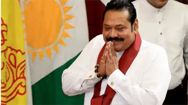 চরম অর্থনৈতিক সংকটের মধ্যে দেশটিতে গণবিক্ষোভ শুরু হবার পর প্রধানমন্ত্রী মাহিন্দা রাজাপাকশা সোমবার পদত্যাগ করেন