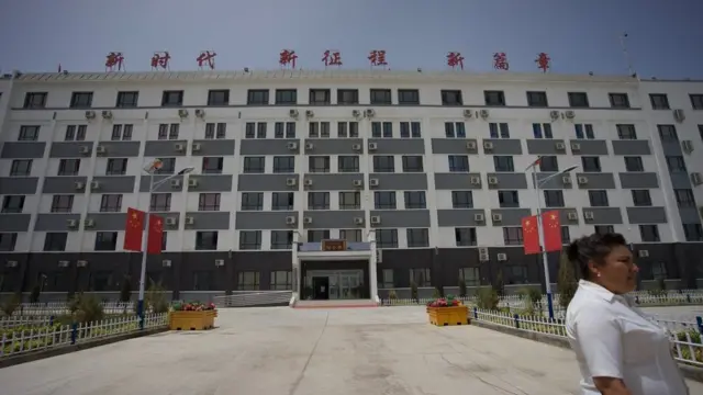 ஜின்ஜியாங்கில் அதி தீவிர பாதுகாப்பு முகாமின் கட்டடம்