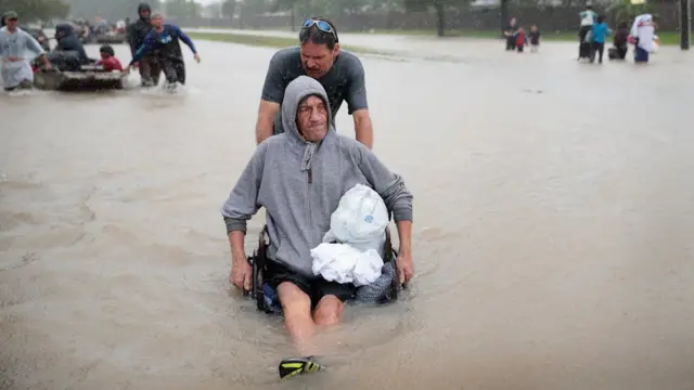 در مناطق اطراف رودخانه بوفالو بایو وضعیت بحرانی است و مقامات نگران شکسته شدن سد روی این رودخانه هستند
