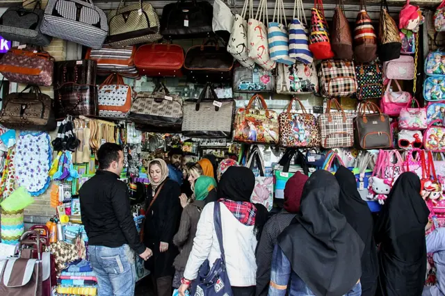 اسحاق جهانگیری معاون اول رئیس جمهور ایران درباره "احتمال کاهش شدید قدرت خرید مردم در سال آینده" هشدار داده است