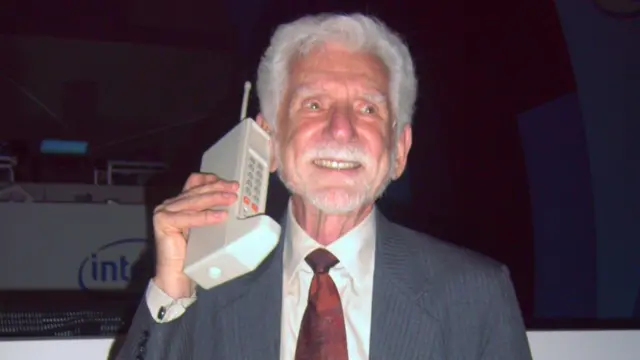 মার্টিন কুপার, হাতে তার প্রথম যুগের মোবাইল ফোন