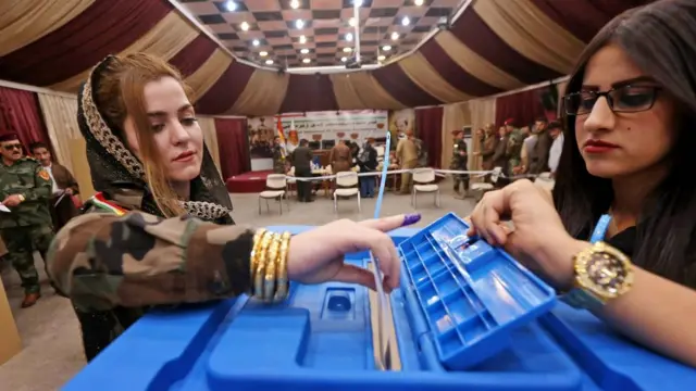 A female member of a Kurdish Peshmerga battalion casts her vote in an independence referendum in Irbil (25 September 2017)