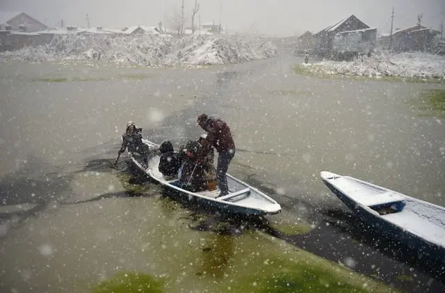 காஷ்மீர் மற்றும் சிம்லாவில் கடும் பனிப்பொழிவு (புகைப்படத் தொகுப்பு)