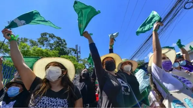 ગ્રીન વેવ તરીકે ઓળખાતી મૂવમૅન્ટના ભારે દબાણને પગલે તાજેતરના વર્ષોમાં, ઘણા લેટિન અમેરિકન રાષ્ટ્રોએ (મેક્સિકો, આર્જેન્ટિના અને કોલંબિયા સહિત) વધુ ઉદાર ગર્ભપાત કાયદો અપનાવ્યો છે.