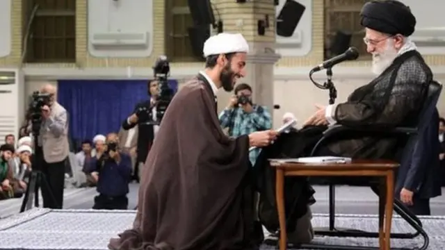 "معیارهای تایید متن‌ها عمدتا خوشایندی حضرت آقا بود، به نحوی که در جلسه، بارها این جمله تکرار شد که جوری حرف بزنید که آقاخوشش بیاید" (روایت یک فعال اصولگرا از هماهنگی‌ها برای دیدار با آقای خامنه‌ای)