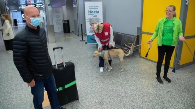 Abagenzi bageze ku kibuga cy'indege bavuye mu ndege basabwa kwihanagura ku ijosi bakoresheje igitambaro