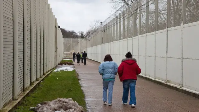 Ku bw'ubushakashatsi bwakozwe na BBC, ibice 48% vy'abafungwa b'abagabo biyita abagore bafise kahise kavugwamwo ivyaha vyo guhohotera gushingiye ku gitsina