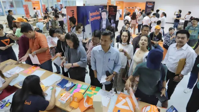 ระดมทุนด้วยการเปิดรับเงินบริจาคและจำหน่ายสินค้าในนามพรรค