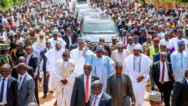 Buhari da 'yan rakiyarsa