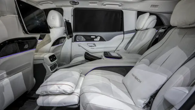 صندلی‌های عقب شبیه به صندلی‌های بخش فرست-کلاس هواپیما ساخته شده است