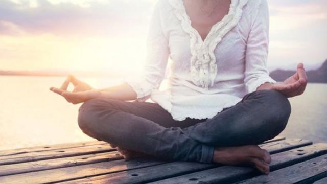 Mulher faz exercíciobet365 homeconcentração