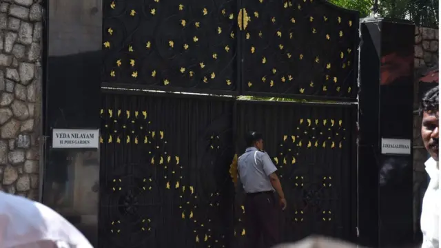 மறைந்த முதல்வர் ஜெயலலிதாவின் இல்லமான போயஸ் கார்டன் இல்லம்