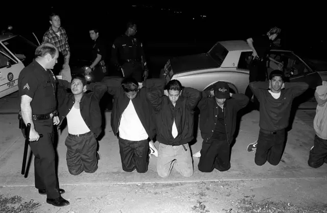 Captura de presuntos miembros de la 18th Street Gang en Los Ángeles en 1988.