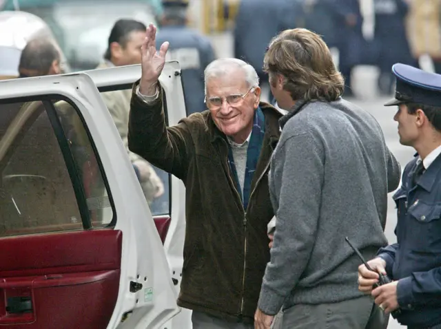 Juan María Bordaberry saluda con una con una sonrisa cuando esta a punto de subirse a un carro.
