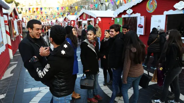 Bakıda Yeni ilin yolkasını bəzəyirlər