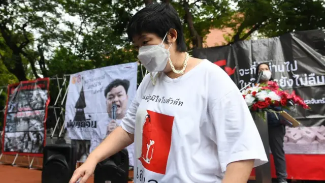 นางสุรีย์รัตน์ ชิวารักษ์ มารดา เป็นผู้รับมอบแท