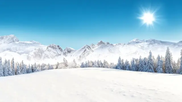 Paisagem dos Alpes com céu azul