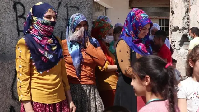 Veliler çocuklarının okula devamı için servis paralarının olmadığını söylüyor.