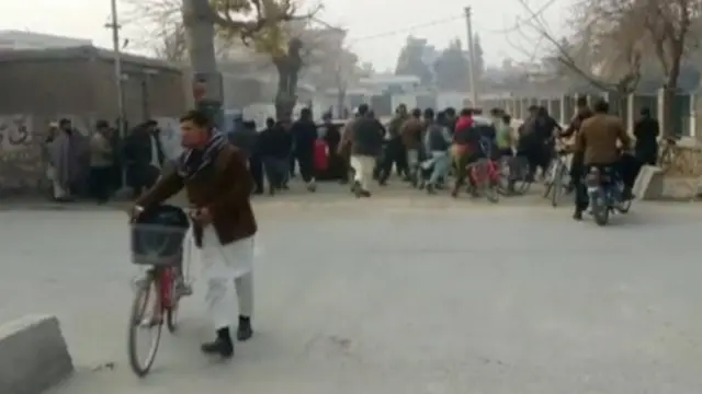 జలాలాబాద్‌లో దాడి జరిగిన ప్రదేశం నుంచి జనం పారిపోతున్న దృశ్యం