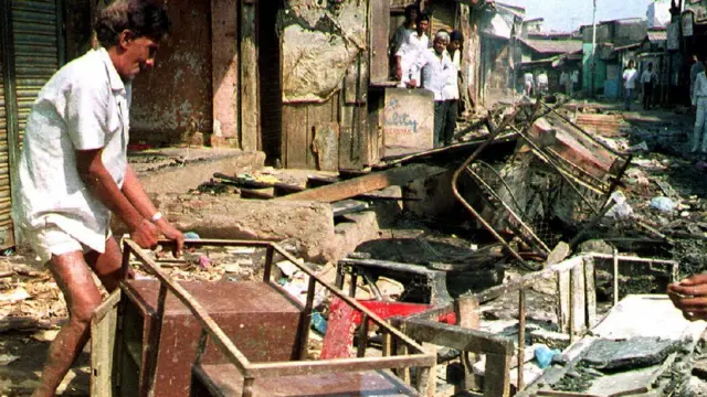 মুম্বাইয়ের খার এলাকায় ভয়াবহ দাঙ্গার পর ধ্বংসস্তূপের সামনে এক মুসলিম দোকানদার। জানুয়ারি, ১৯৯৩