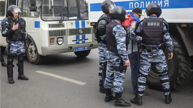 Полиция задерживает протестующего