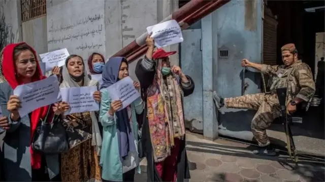 Sejumlah perempuan Afghanistan menggelar unjuk rasa di depan kantor pemerintah yang dulu membidangi pemberdayaan perempuan.