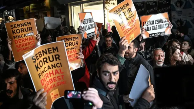 أشخاص يتظاهرون