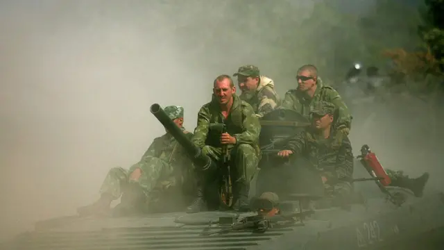 জর্জিয়ার রাজধানী তিবলিসি থেকে গোরি শহরে যাওয়ার সড়কে ট্যাঙ্ক নিয়ে অগ্রসর হচ্ছে রাশিয়ার সৈন্যরা।