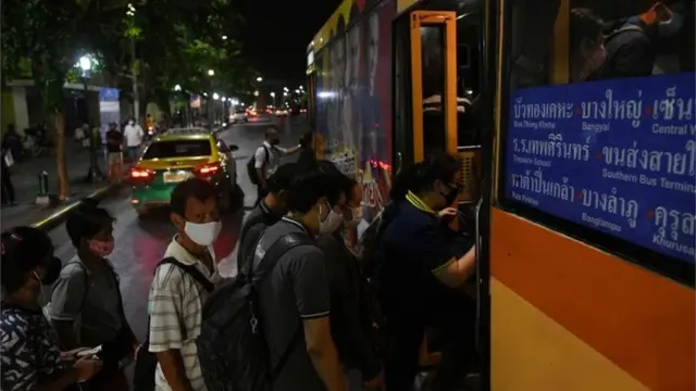 ประชาชนรีบกระโดดขึ้นรถโดยสารประจำทางช่วงเวลาประมาณ 21.00 น. เพื่อตรงกลับที่พักก่อนถึงเวลาเคอร์ฟิวในอีก ชม. ข้างหน้า