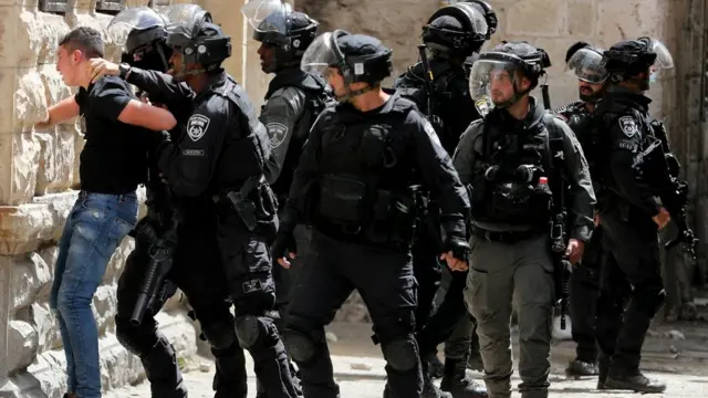 الجنود تلقوا أوامر بدخول مجمع المسجد "لصد مثيري الشغب".