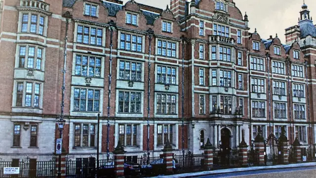 లండన్ స్కూల్ ఆఫ్ ఎకనామిక్స్ భవనం