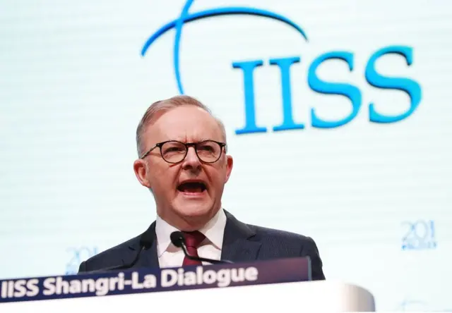 澳洲總理阿爾巴尼斯（Anthony Albanese）在安全峰會開幕式上演講時指，美中應加強交流和建設"護欄"，他支持美國總統拜登"重新嘗試"與中國開啟溝通渠道。