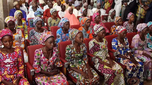 some of di Chibok girls wey Boko Haram bin return for 2016