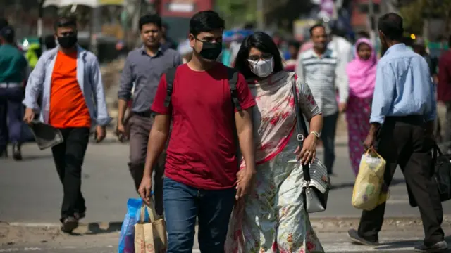 করোনাভাইরাস আতঙ্কে বাংলাদেশে অনেককে মাস্ক দিয়ে মুখ ঢেকে চলাচল করতে দেখা যাচ্ছে।