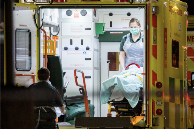Ambulância com paciente em Londres