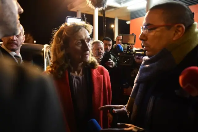 د فرانسې د عدلیې وزیره نیکول بیلوبیت له خبریالانو سره د خبرو پرمهال