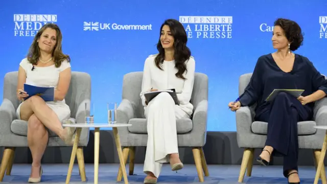 Từ trái sang: Ngoại trưởng Canada Chrystia Freeland , luật sư nhân quyền, đặc phái viên Bộ Ngoại giao Anh về Tự do Truyền thông Amal Clooney và Tổng Giám đốc UNESCO Audrey Aouzlay tại Hội nghị Tự do Truyền thông ở London 10/07