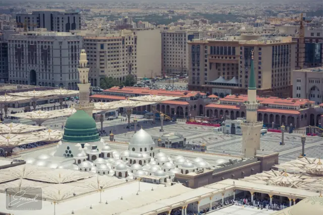 Hoton wani sashe na saman rufin masallacin, ga tsanwar kubba nan a sama, da kuma sauran kubbobi a zagaye.