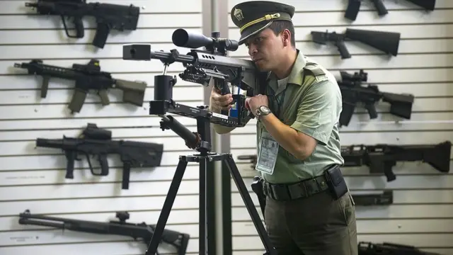 Un policía con un Barrett