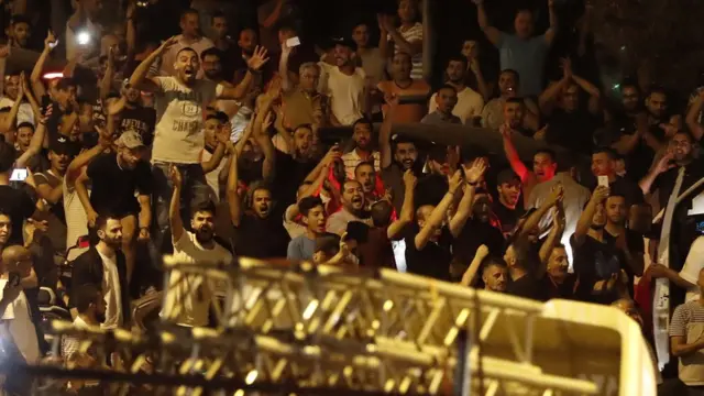 الاحتفال بإزالة البوابات الإلكترونية