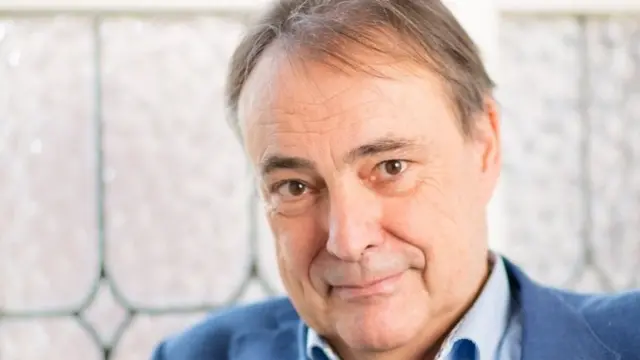 ศ.วิลมาร์ เชาเฟลี เชื่อว่าการเข้ากลุ่มผู้ติดงานนิรนามจะช่วยให้หลายคนดีขึ้นได้ เพราะมันทำให้พวกไม่รู้สึกว่าอยู่คนเดียว